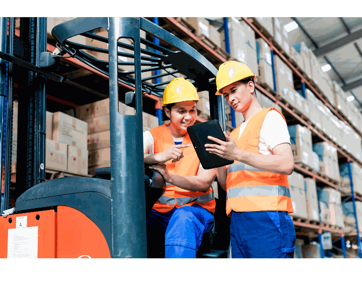 deux personnes sur un monte charge dans une usine deux personnes sur un monte charge dans une usine